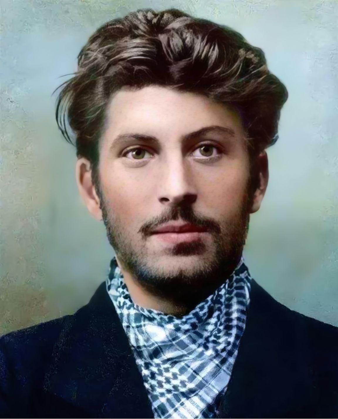 年轻时的斯大林，身高只有1米65，却是高加索的悍匪。尽管如此，他英俊潇洒，体魄健