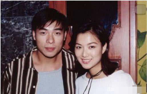 先后郑秀文这个珠玉老婆在前，
后有漂亮红颜知己黄心颖在后，
说许志安对韩红这位拜