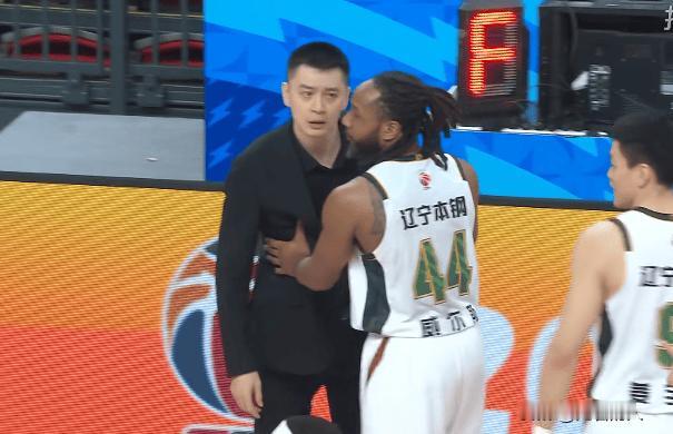 杨鸣指导成赛季首个被驱逐主教练！连吃2t被驱逐，这球真打脸了犯规没意外



