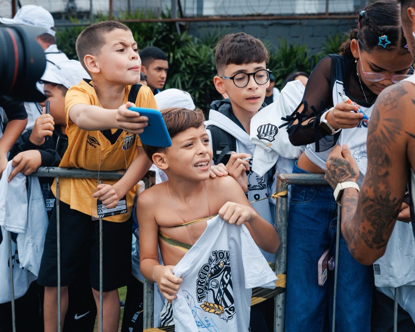 neymar[超话] 给小球迷签名内马尔 ​​​