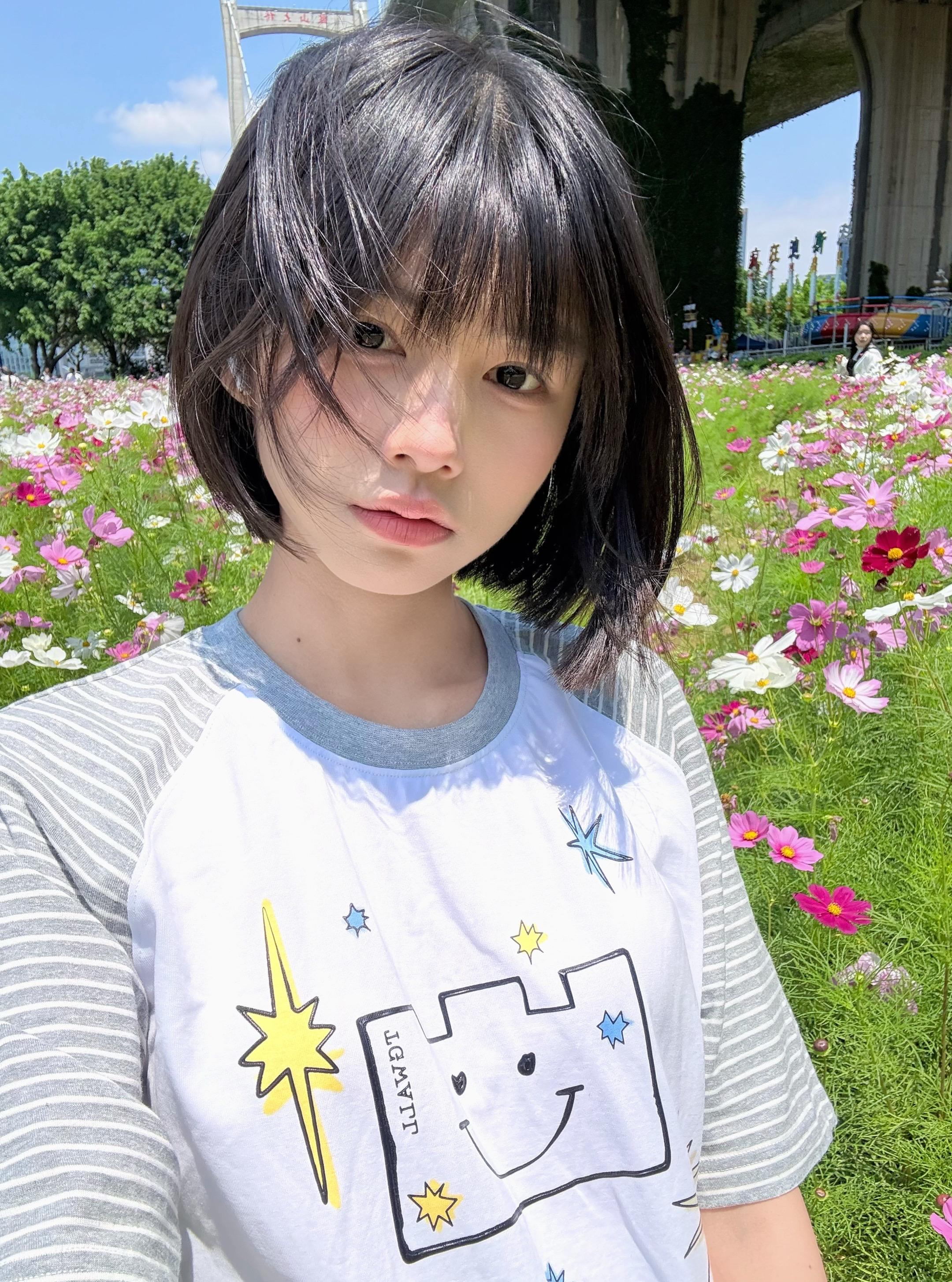 短发 夏天 花海 分享照片 少年感
