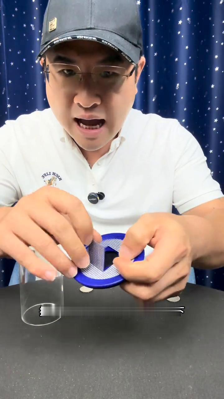 硬币穿杯。
硬币检查一下，杯子，看这里硬币，注意看硬币，抓住从这个位置，1、2、