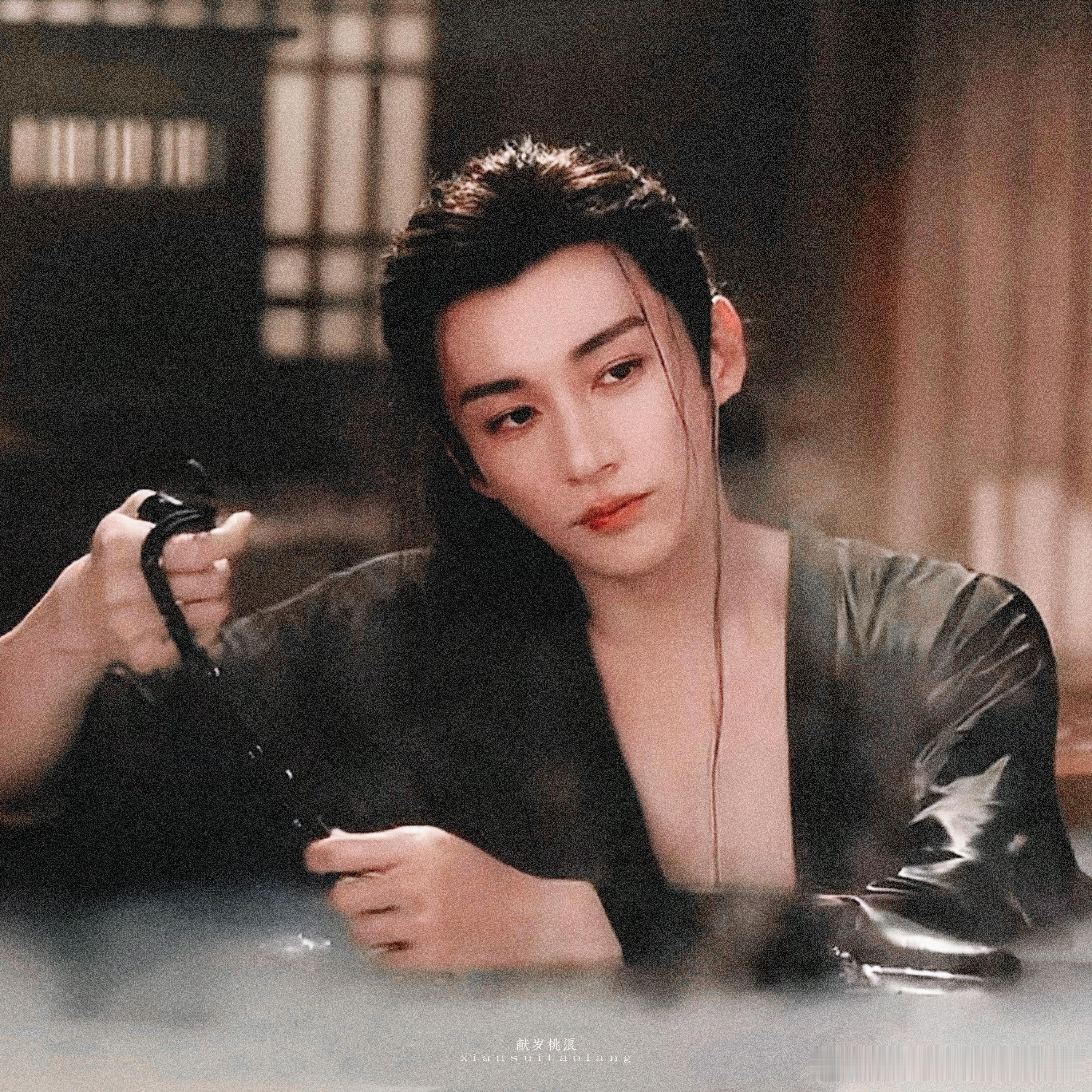 #慕容璟和眉林咬耳吻#慕容璟和眉林，吻戏超燃超带劲！刀光剑影中的咬耳吻，让人直呼