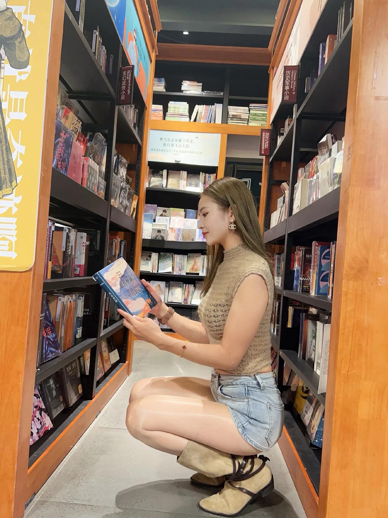 图中女性的穿搭是美式复古甜酷风，整体造型，通过短款上衣、高腰短裤与中筒靴的组合，
