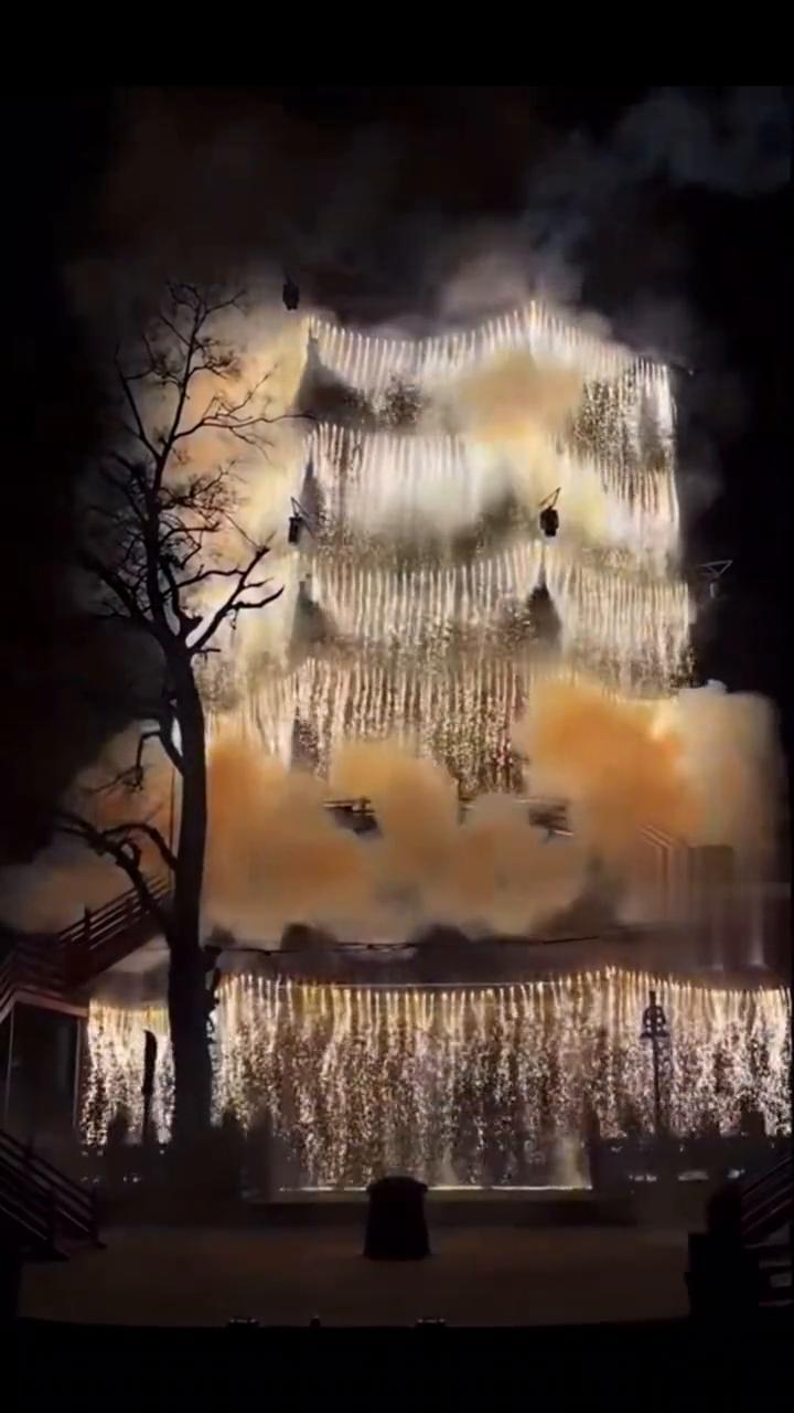 银花漫卷长空落，冷焰流光彻夜明。冷焰飞霜惊夜色，流光织锦照高台。