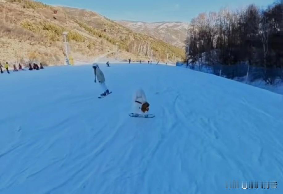 有时候都怀疑是不是Ai的
毕竟这么小的娃
站稳都不容易
更何况滑雪了
也不知道为