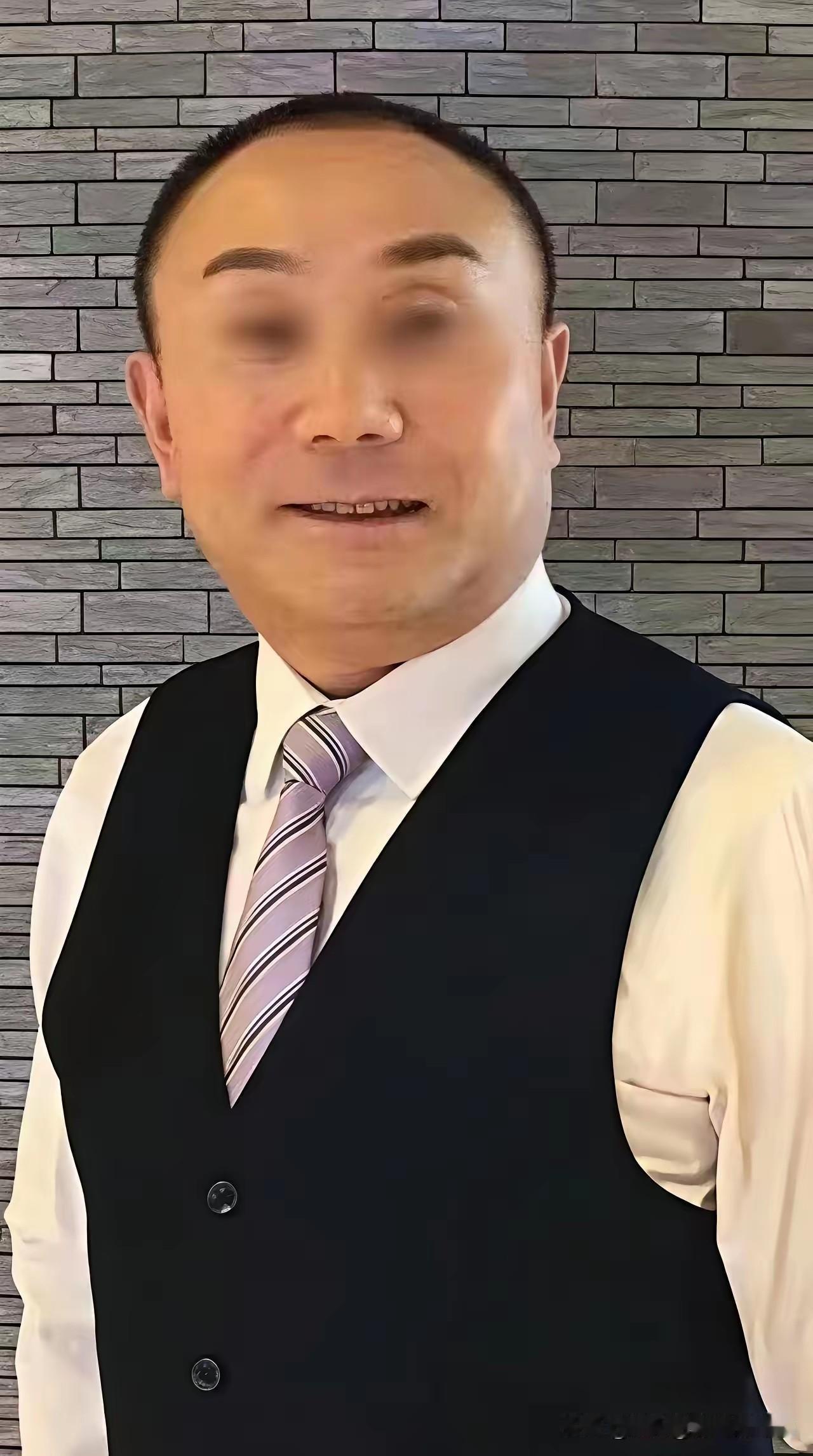 西安赛格那个开豪车的严老板，
竟然连3块钱的泡馍都要蹲在路边吃？
​这两天商圈传