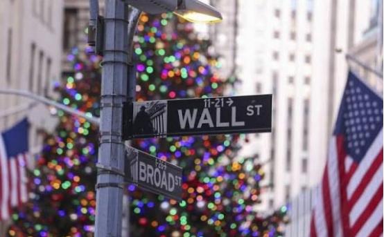 美国到现在才反应过来：原来中国从一开始就没打算掀桌子，而是顺着美元的规则，把它赖