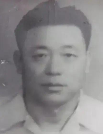 1939年，冀东抗联总司令高志远去开会，萧克对他说：“配枪不错。”高志远把手枪交