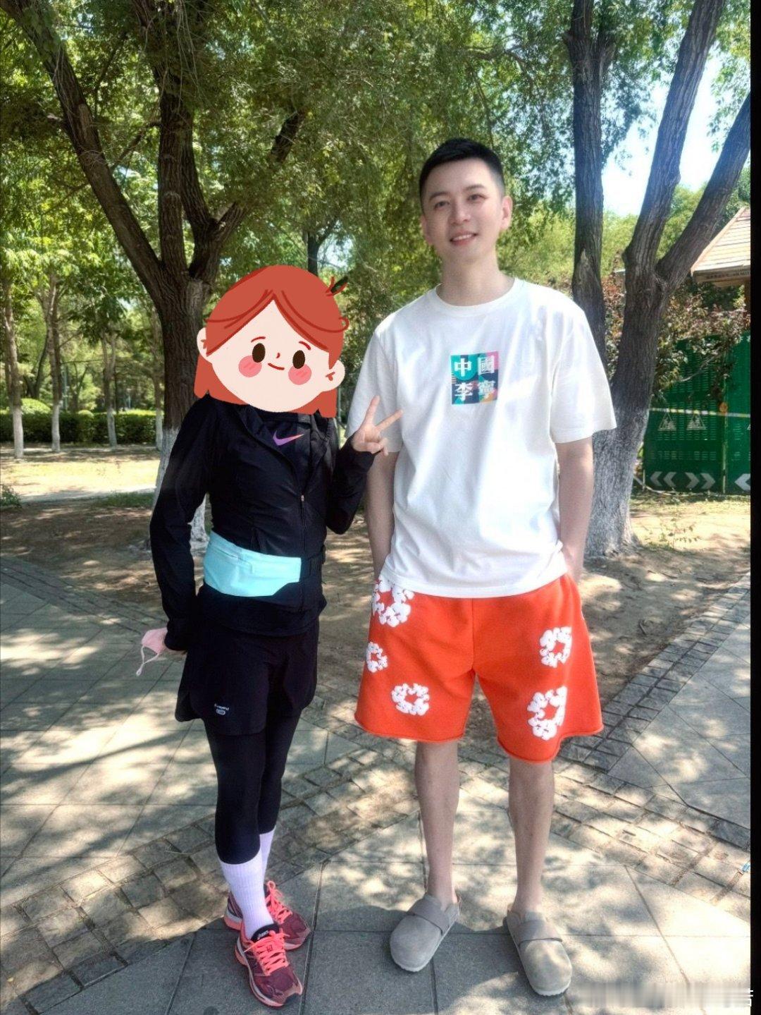 诶哟喂～这么艳呢，以后请多多这么穿，可以吗？可以
