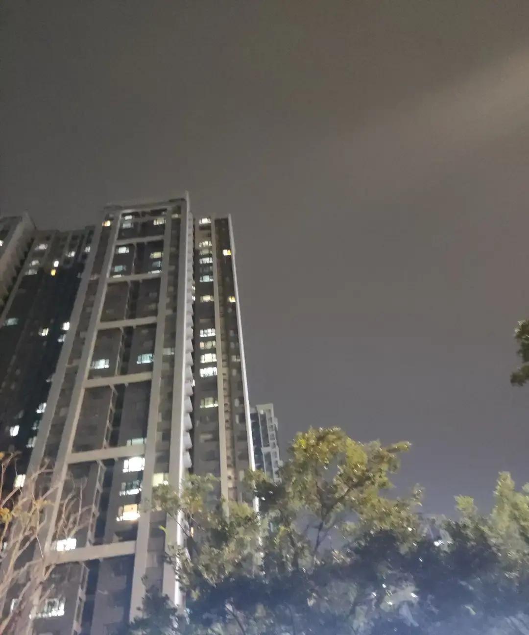 “上七楼，再加50”，冰箱刚到楼下，师傅就这么跟我说

我当时脸就拉下来了，直接