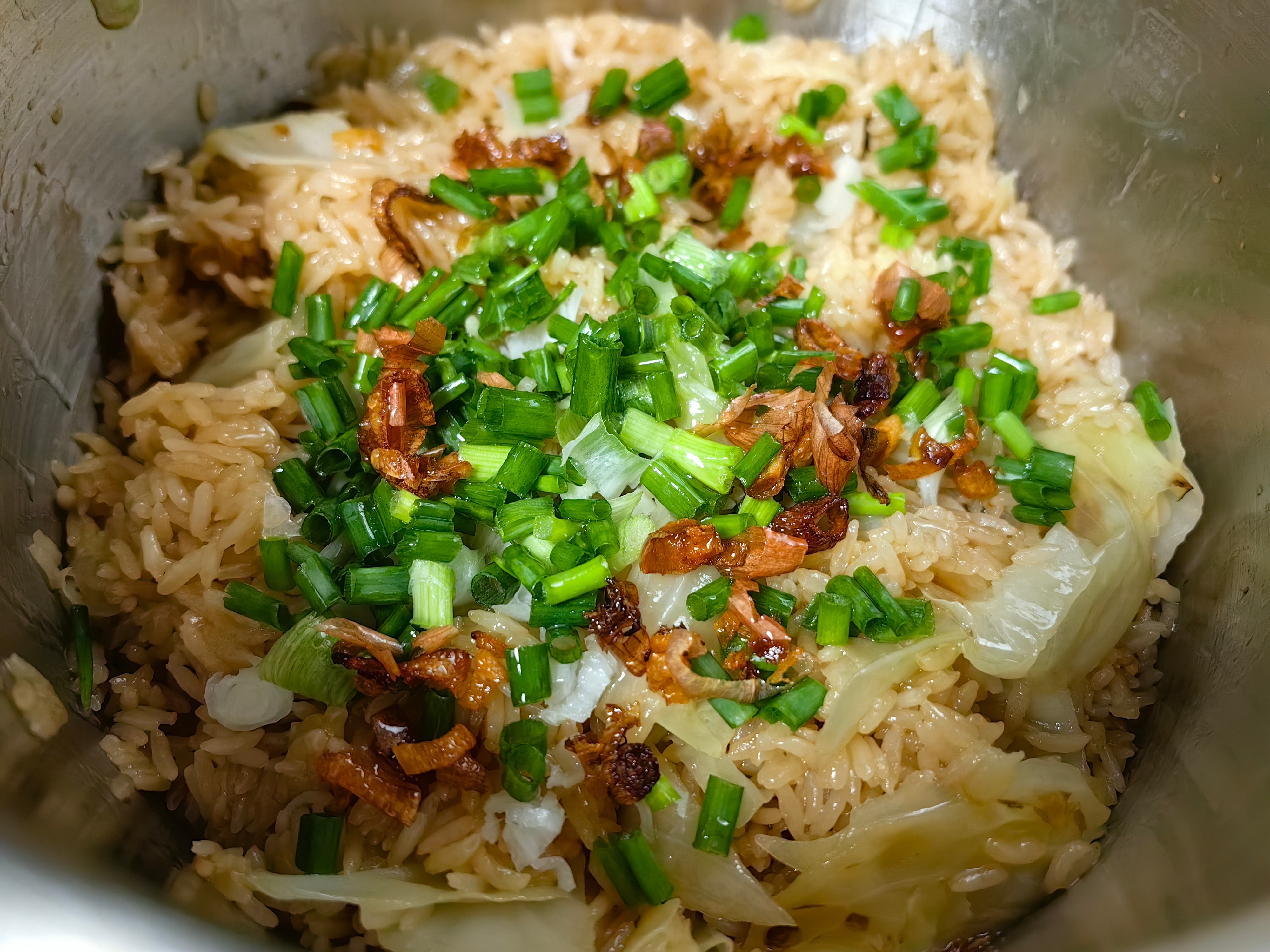 家常菜 高丽菜焖饭。米肠小肉丸鱼羹豆芽汤。 
