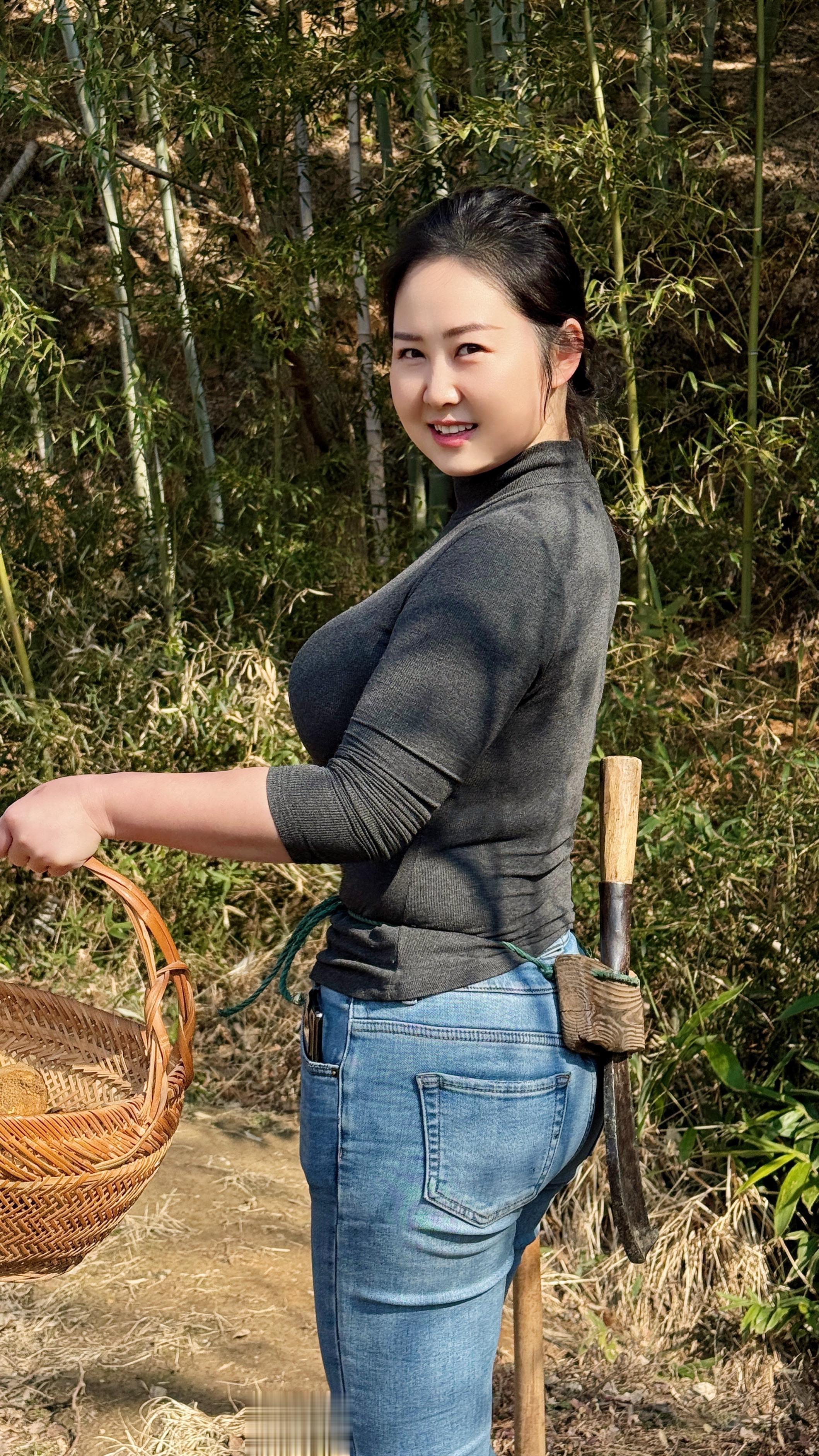 磨刀霍霍向竹林，手持锄头寻冬笋， 奈何竹笋太难寻，且寻几只炖肉肉。