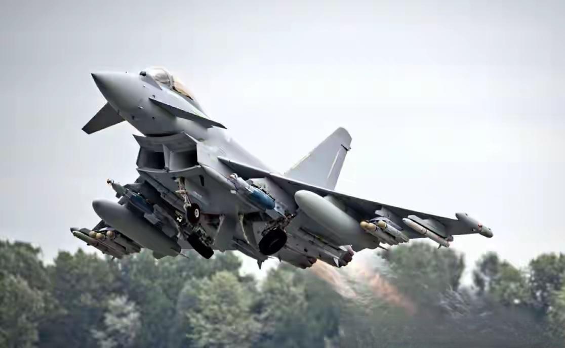 突发新闻：
英国已向卡塔尔部署了4架配备导弹的台风战斗机，以对抗伊朗。