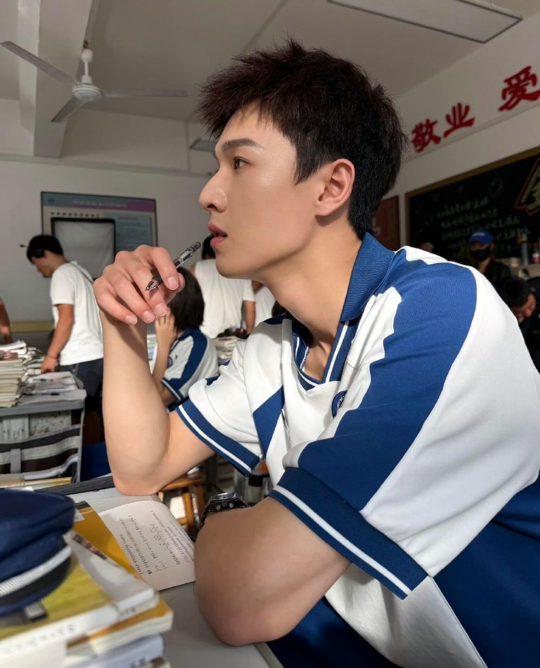 李昀锐邢武男高校服造型李昀锐他不光帅还很man李昀锐裸上身沐浴戏，他不光帅还很m