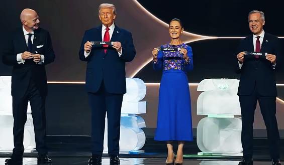 特朗普这表情是什么意思呢？
四个人参与抽签活动，其他三个人都在笑！
只有特朗普自