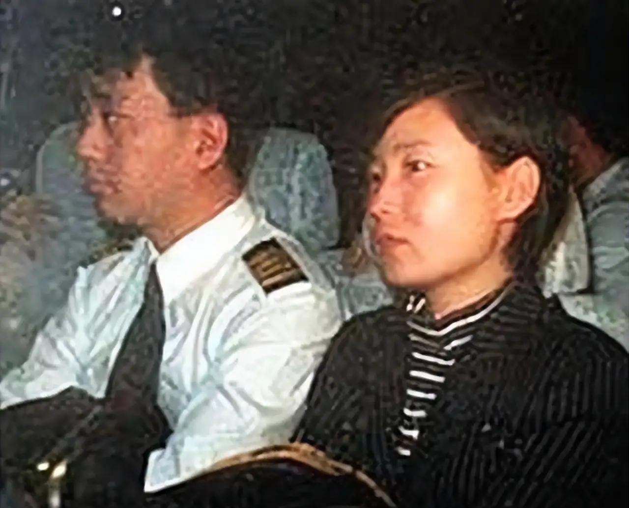 1998年，国航机长袁斌因为不满分房制度，携带着妻子，驾驶载有95名乘客的飞机叛