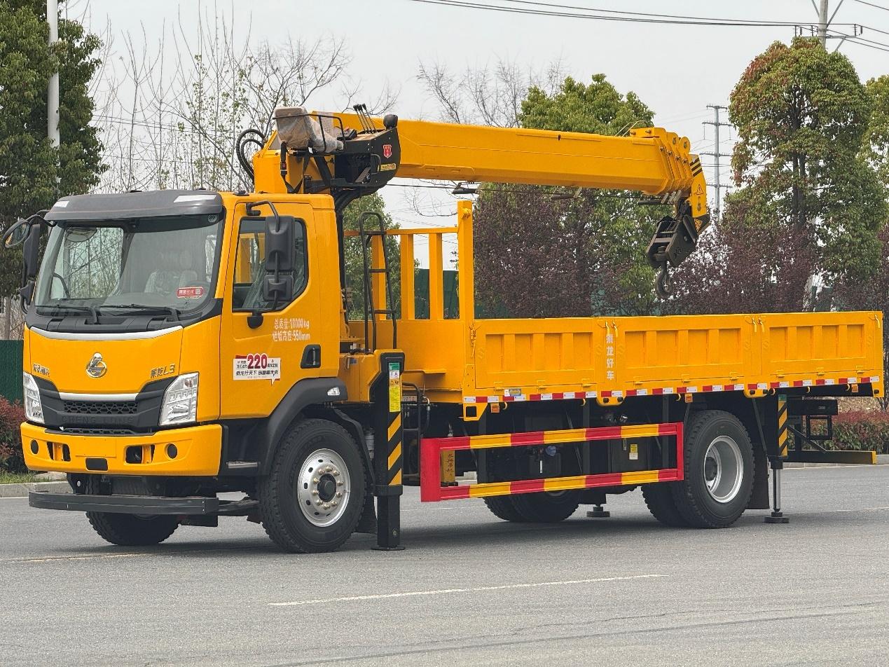 乘龙L3随车吊，搭载220大马力发动机，匹配法士特变速箱带法兰取力器，最大扭矩达