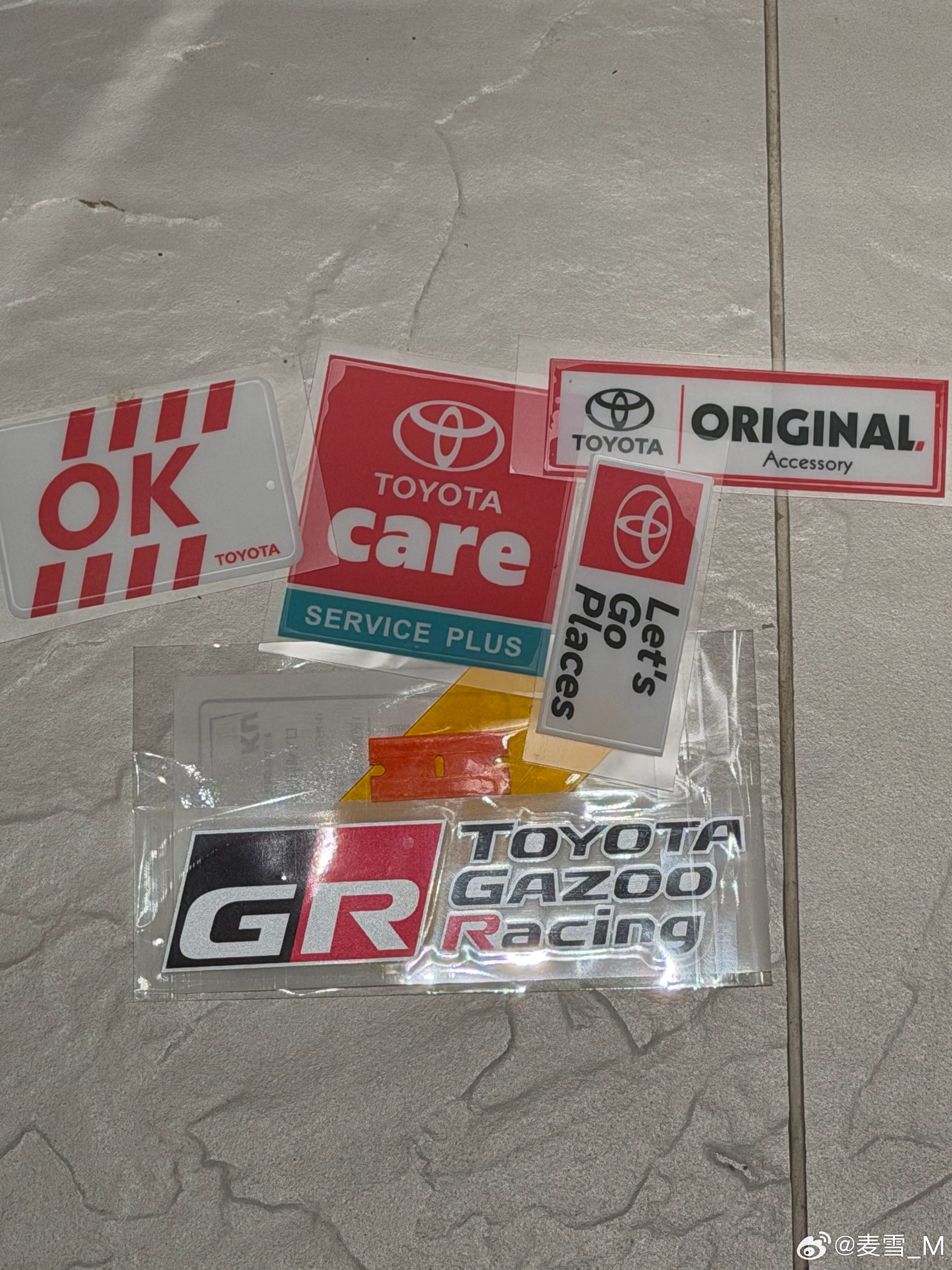 都说买jdm不改车不如推下海，这不，我就买点心情件改一改。贴纸改起来。 