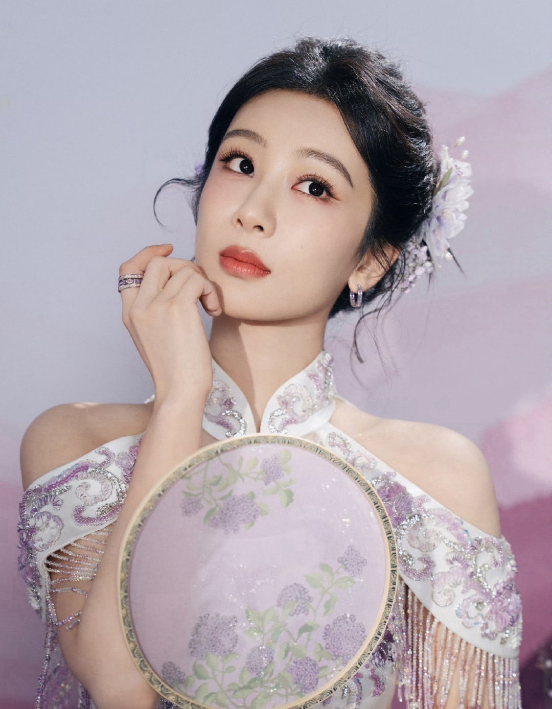 杨紫昨晚直播工作室出图🈶状态如何？ 