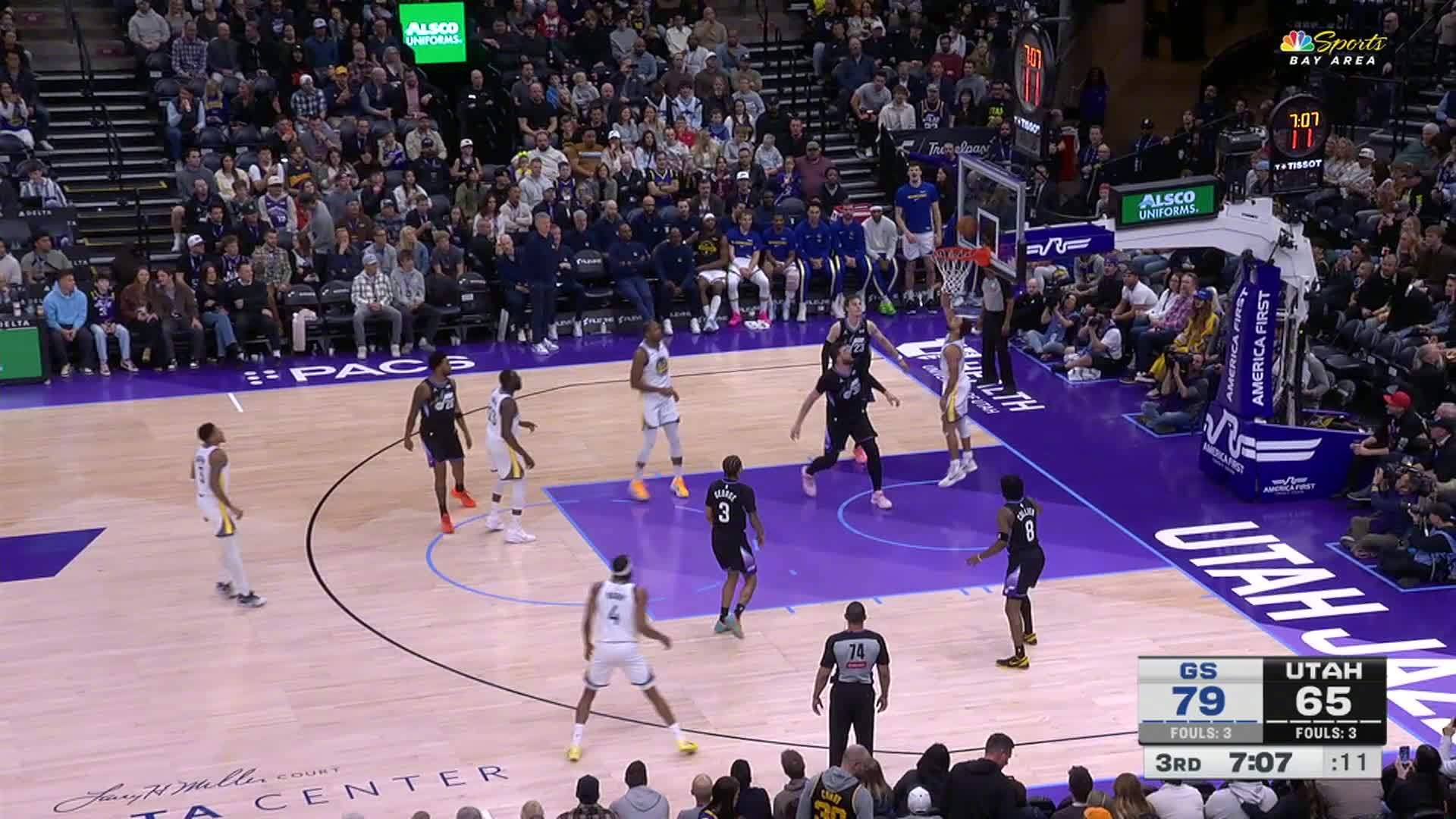 库里上篮打进🏀勇士86:67爵士。勇士vs爵士