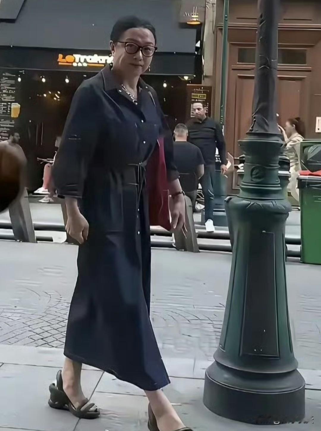 巴黎街头，网友透过玻璃看到（他）她？
哈哈！超级典型的女生男相！ ​​​