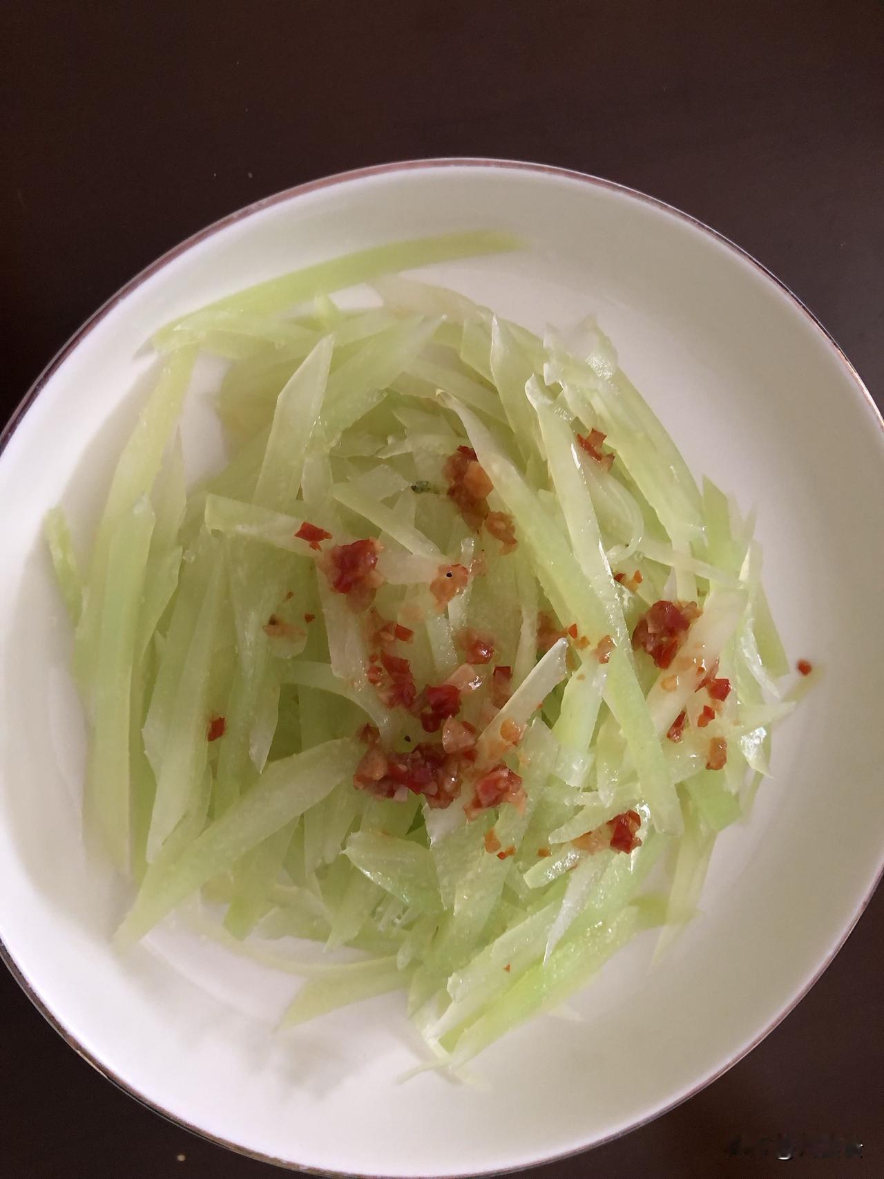 过年浪费两个莴笋

今年的天气太热，什么东西都不敢多买，冰箱里都塞不下了，所以一