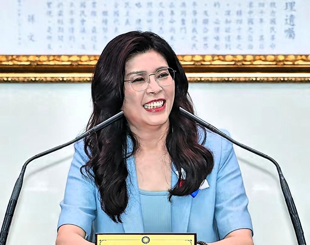 今日上午，国民党主席郑丽文启程前于国民党部举行记者会，她喊话赖清德，我们都在台北