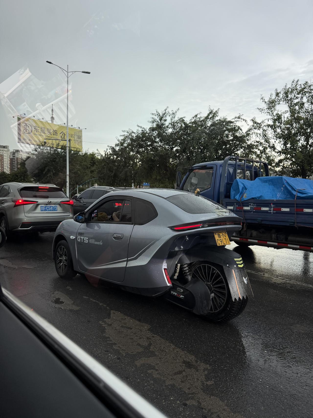 [害羞]真的是活久见了哈哈～这是啥摩托车🏍是老年摩特车吗？