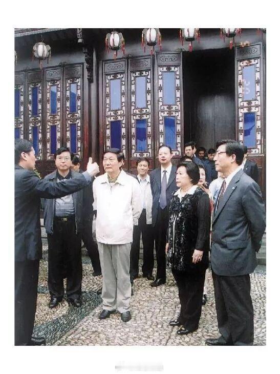 关于朱镕基总理2002年来杭州，专程视察参观胡雪岩故居修复工程的一段口述历史。在