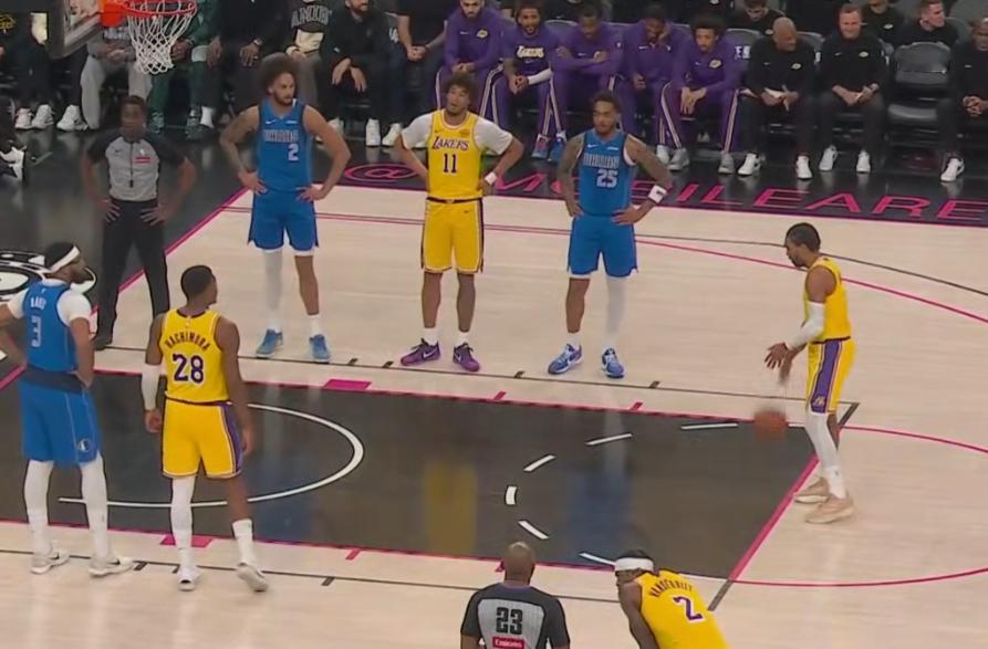 文总罚球，现场有球迷在喊MVP[二哈][二哈][二哈] ​​​