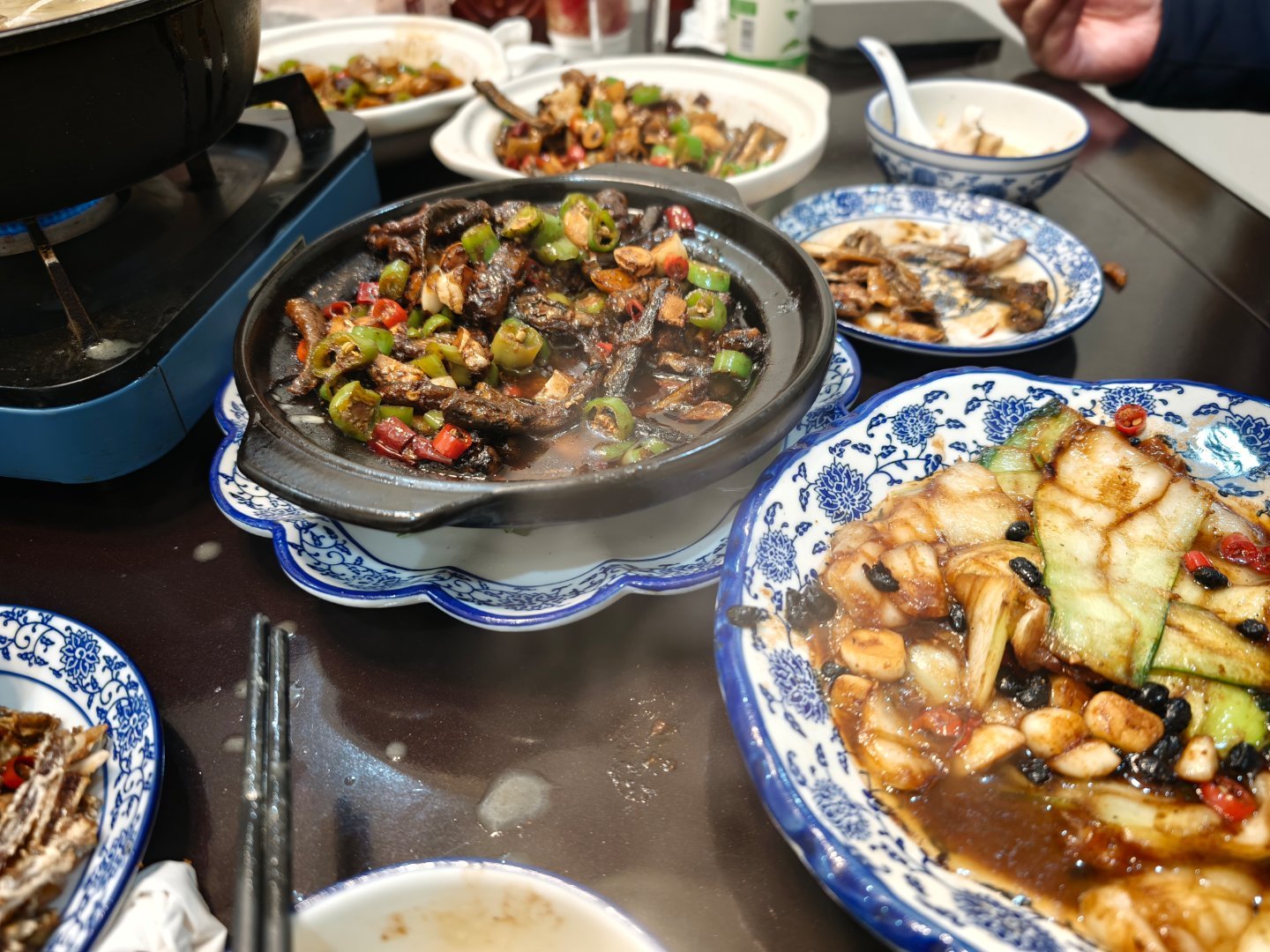 给朋友点了一桌“不辣”的南昌菜，现在朋友满头大汗辣的起飞但是疯狂吃 南昌