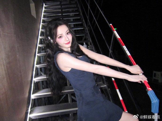 热巴的 DNA 里藏着整个新疆美食街吧！报菜名环节疯狂输出，我已经馋到不行～