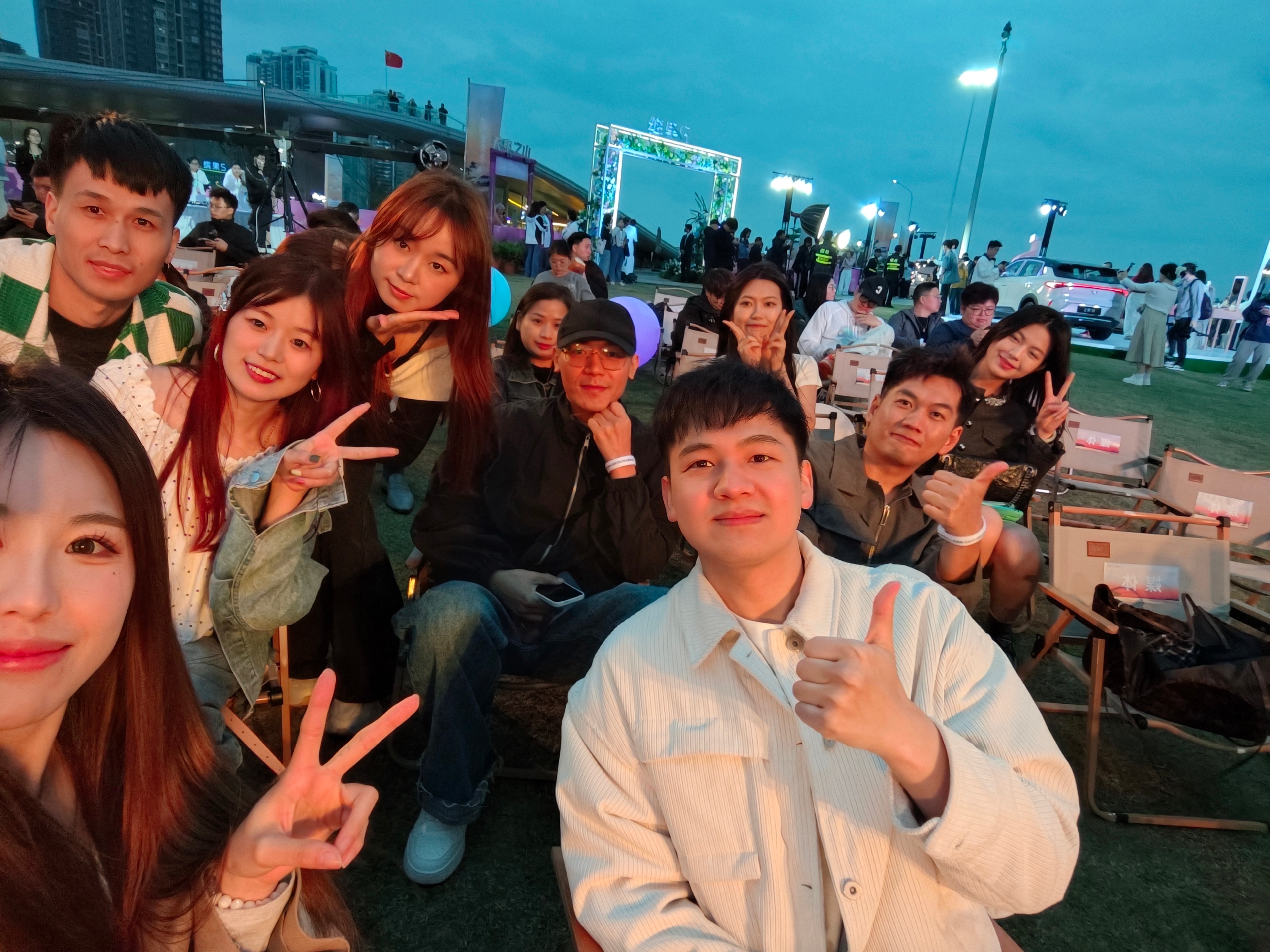 兄弟们，昨天五菱缤果S 的发布会十分热闹，现场有烧烤、有乐队，伴随着海风，缤果S