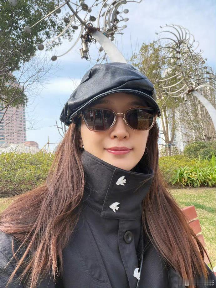 来看娱乐江疏影给自己剪了短发干脆利落和长发潇洒告别，短发造型氛围感直接拉满，容貌