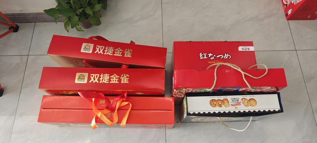 老妈收到女儿男朋友第一次上门礼开心的不的了，非说今天要给红包给女儿转给她男朋友，