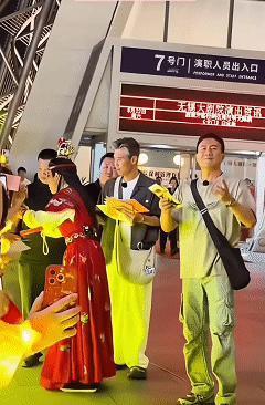 胡军李乃文50岁当艺人助理 一开始觉得两人当助理大概率状况百出，看完路透彻底改观