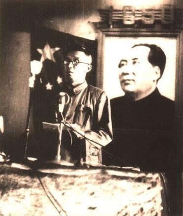 1950年，沈阳市第一届劳动模范会议会场。黄欧东在劳模大会上讲话。