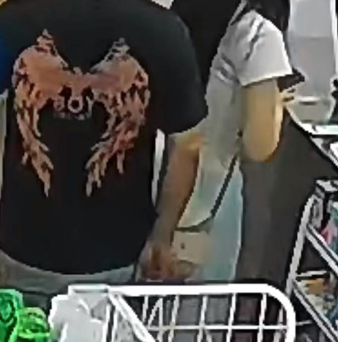 女子称男子摸其屁股，不听解释要求道歉，男子无奈道歉离开。本来以为这就完了，没想到