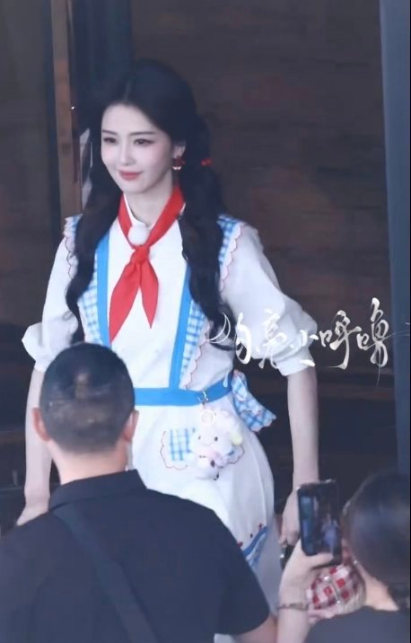 白鹿今天奔跑吧上班路透，好可爱的小厨娘