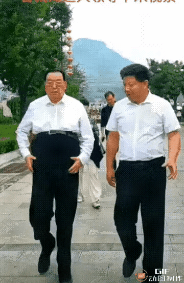 #冬日生活打卡季# 
都说当官的胖乎乎，
看来是真的。
胖的腰都没有了，
要适当