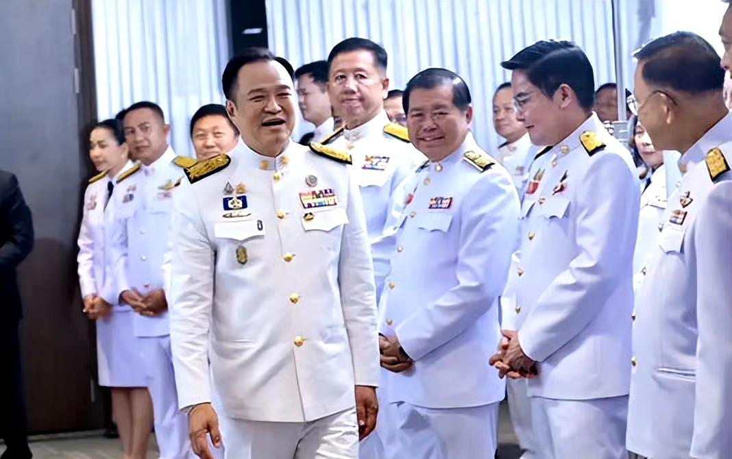 泰国为刺激旅游和消费，振兴长期颓势的经济，决定放宽酒精饮品销售限制，允许酒类销售