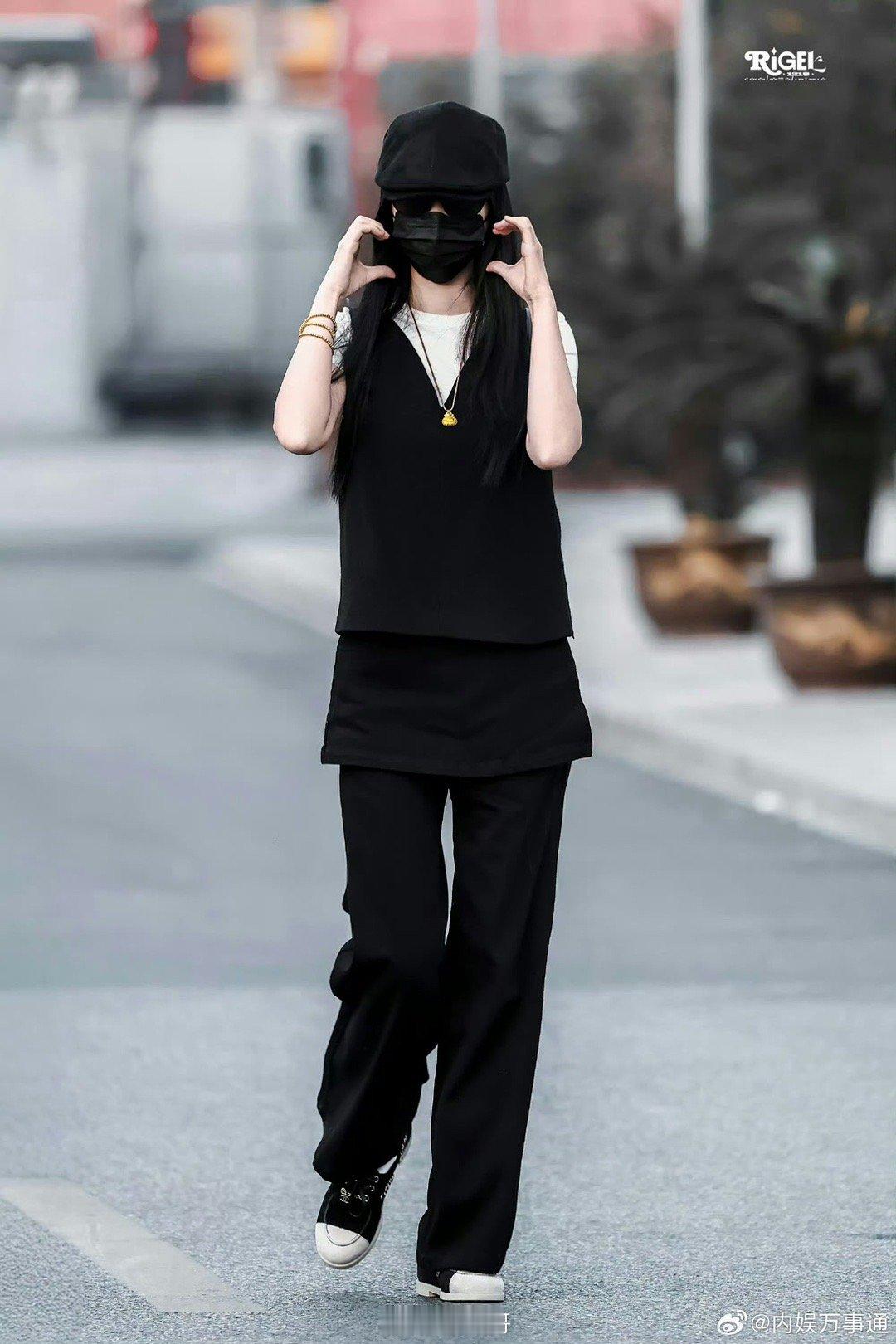 虞书欣拿小卡找粉丝换手机壳怎么会有这么可爱的偶像啊，虞书欣在《云初令》下班的时候