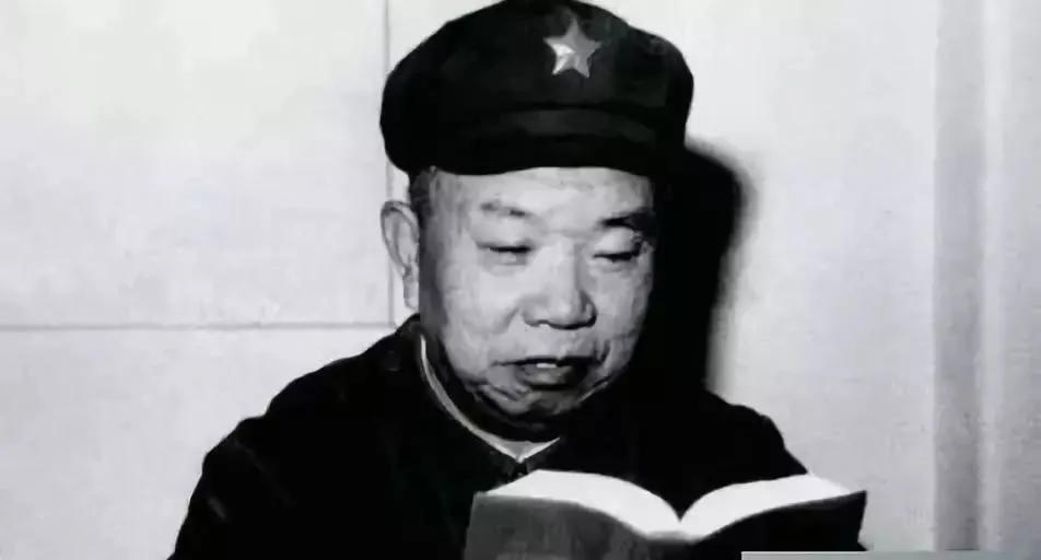 1927年的麻城刑场，一个白发苍苍的老地主跪在黄沙上，看见走过来的行刑人，瞳孔瞬
