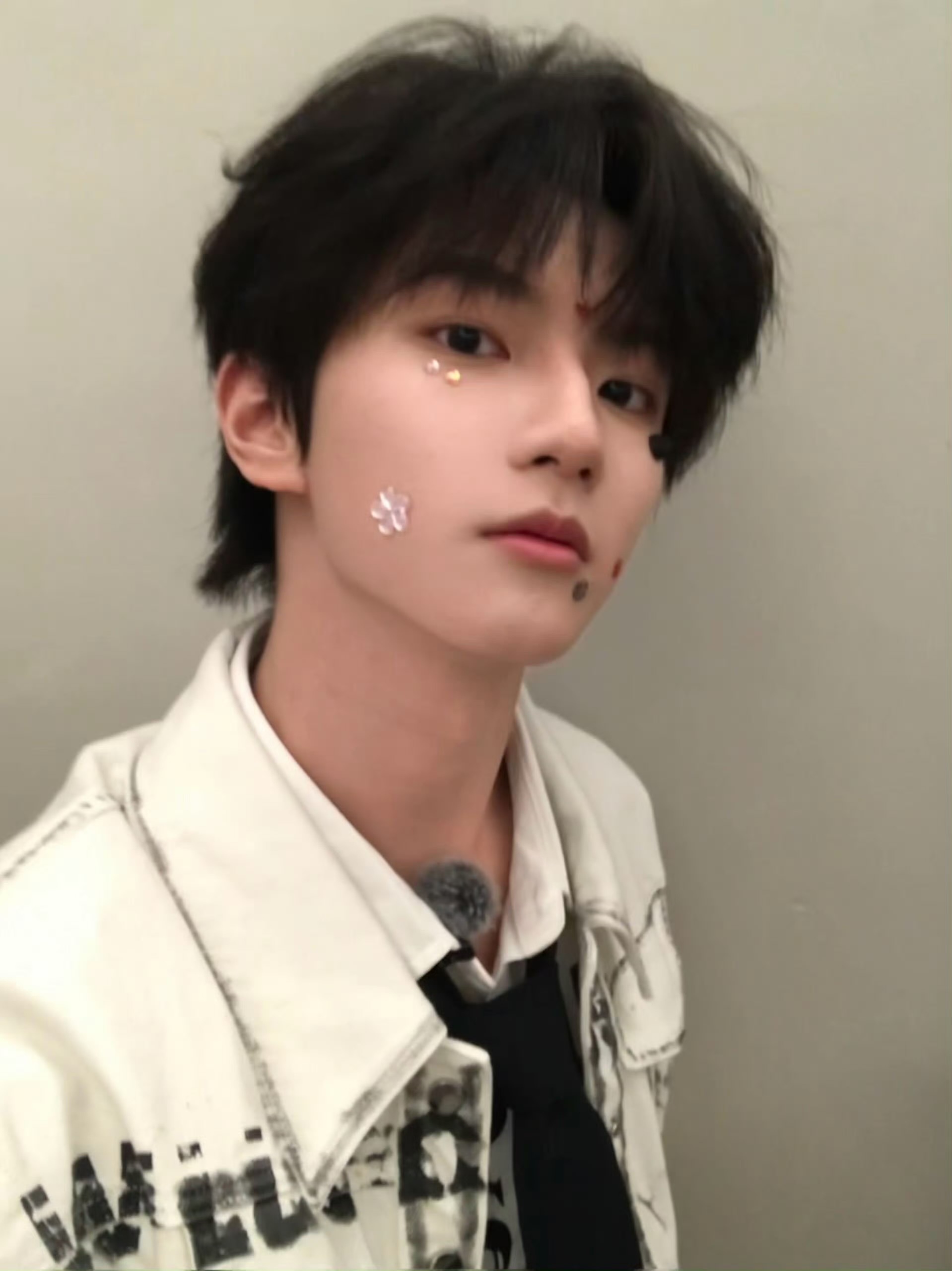 穆祉丞身后有整个家族撑腰团魂满满的小穆🥹被整个三代和粉丝们放在心尖上的小孩💪