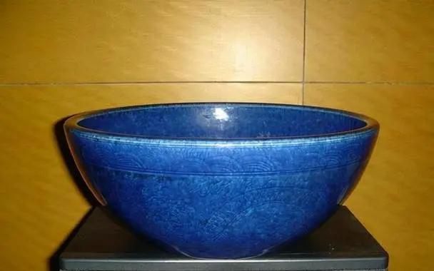 1973年深秋的北京文物店，玻璃柜台后堆着半人高的旧瓷片。

一个裹蓝布头巾的老