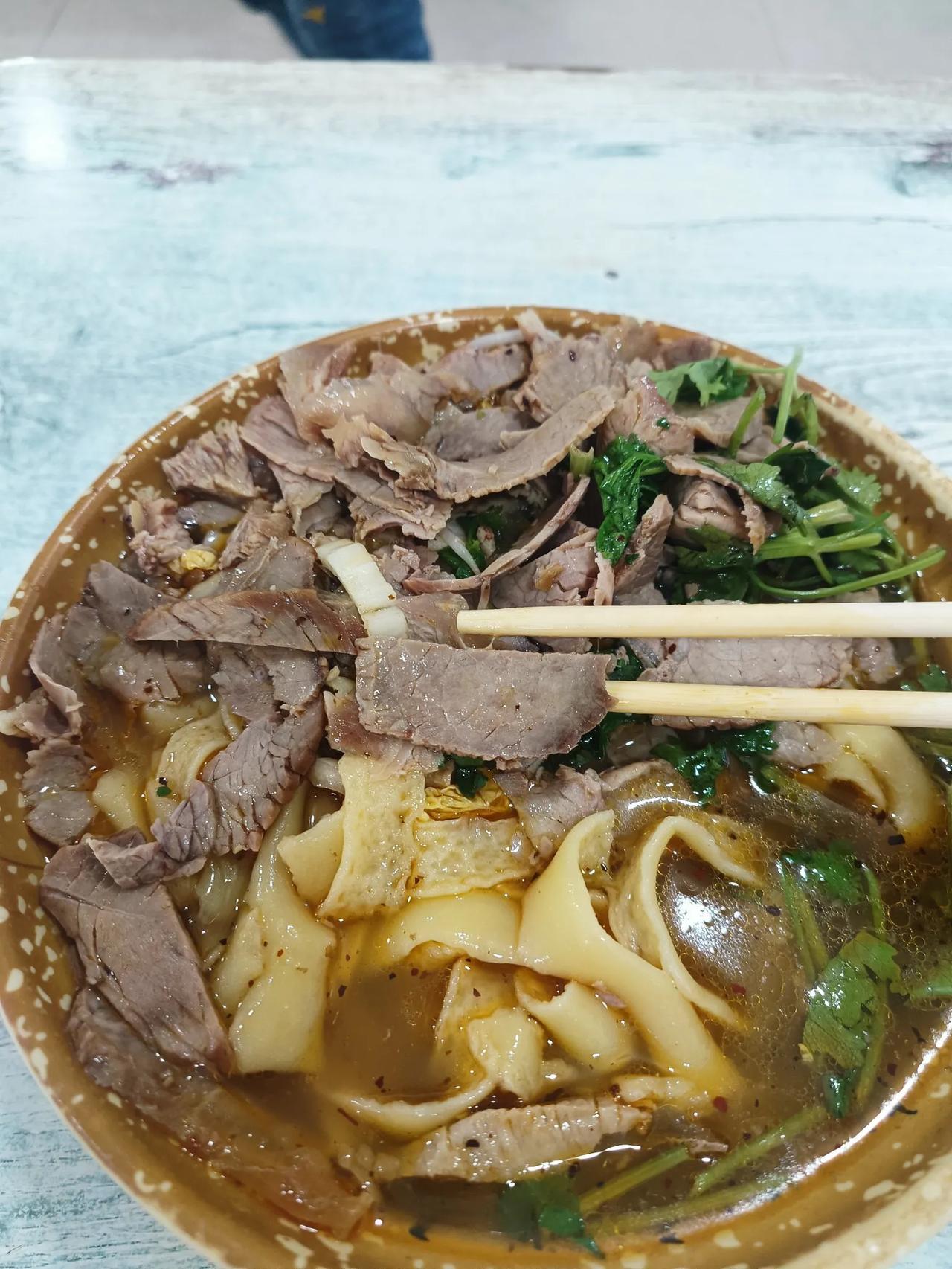 前段时间在安徽凤台吃了一碗淮南牛肉汤，这个既不是面也不是粉，叫什么东西我一下给忘