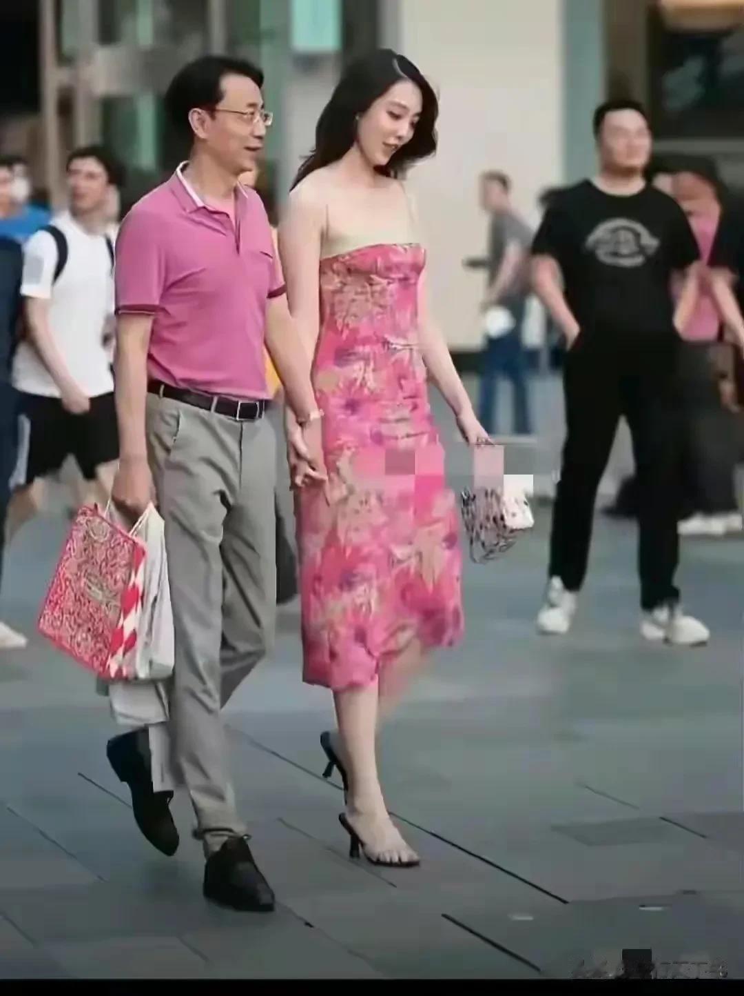 同为牵手照片，咋就不同结局？凑个热闹密度，大家一起讨论一下自己的看法？