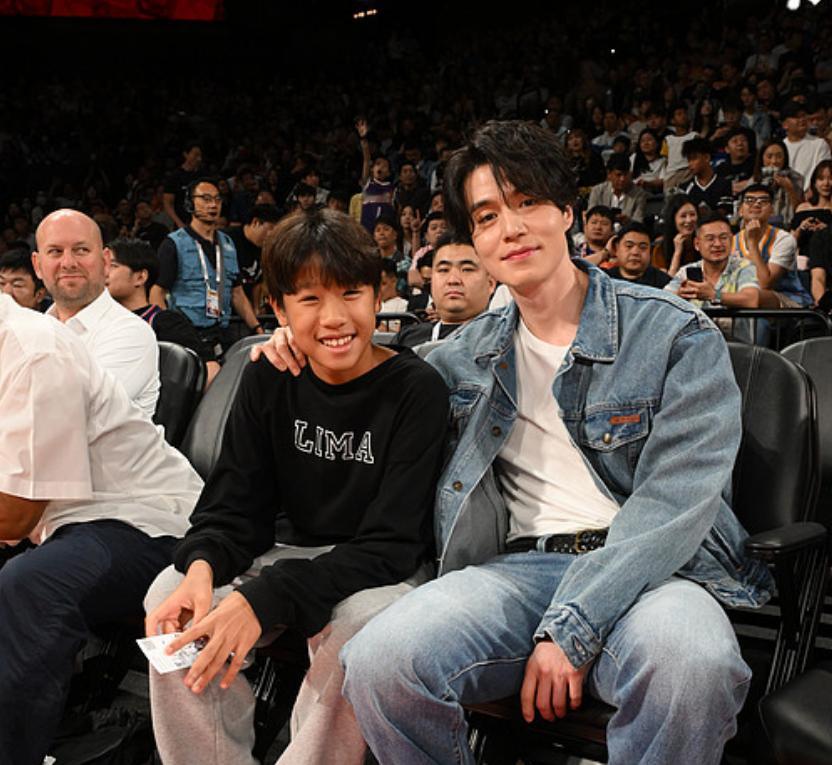李栋旭澳门活动状态李栋旭nba中国赛2025李栋旭[超话] 李栋旭真的来看NBA