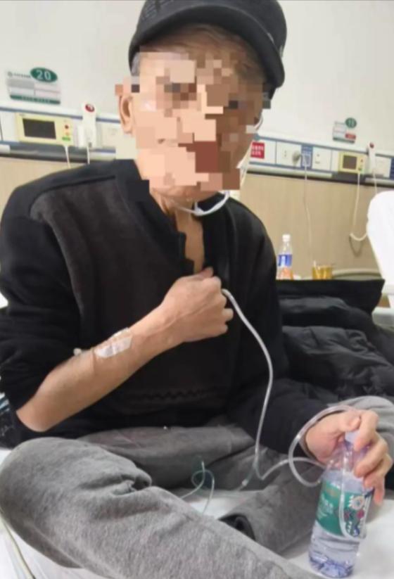 “太硬核了！”湖北武汉，这位七旬大爷半夜喘不上气，胸口憋得快要炸开，情急之下竟自